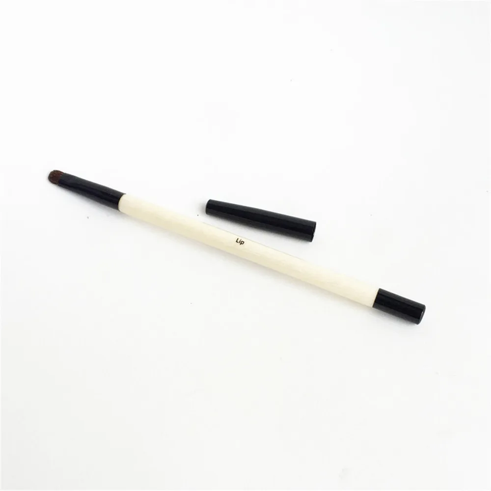 bdbeauty Wood Handle Lip Brush with Cap - Precision lipstick Stain or Gloss Applicator - Beauty Makeup Brush Blending Tool