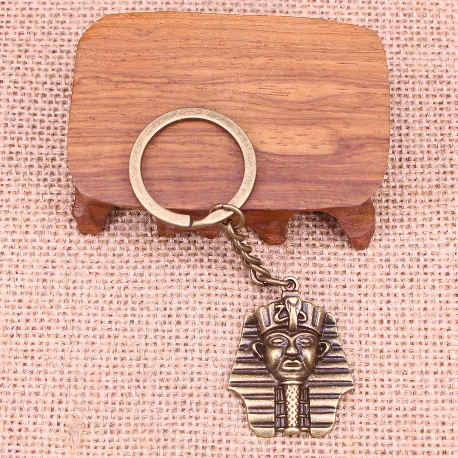 20pcs New Fashion Keychain 36x28mm egyptian king tut tutankhamen Pendants DIY Men Jewelry Car Key Chain Souvenir For Gift