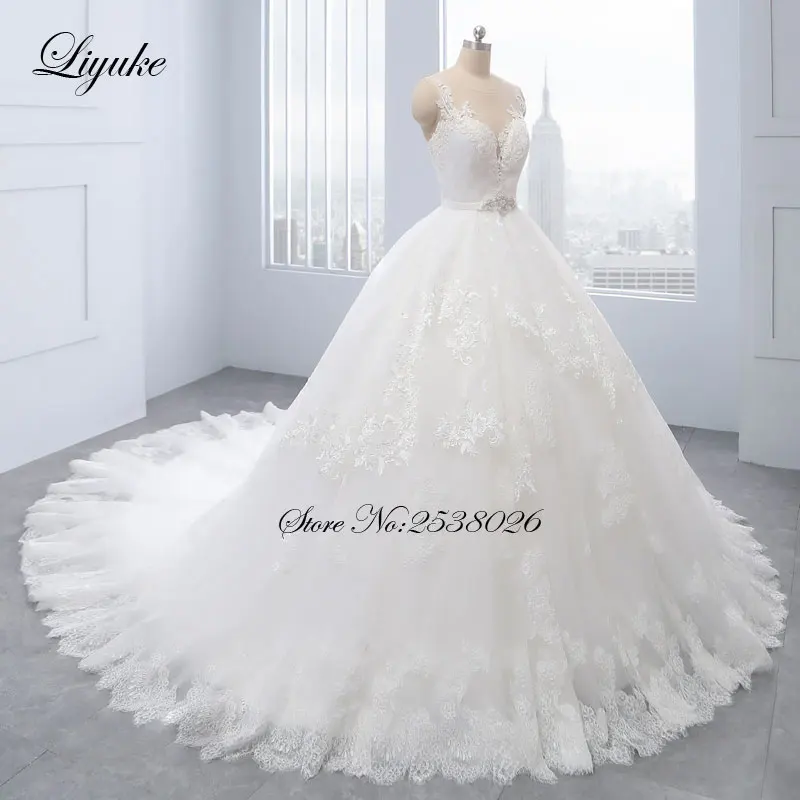豪華なカスタムメイドのスクープボールガウンウェディングドレスアップリケレースコートトレインイリュージョンバックボタン付きリユケウェディングドレス