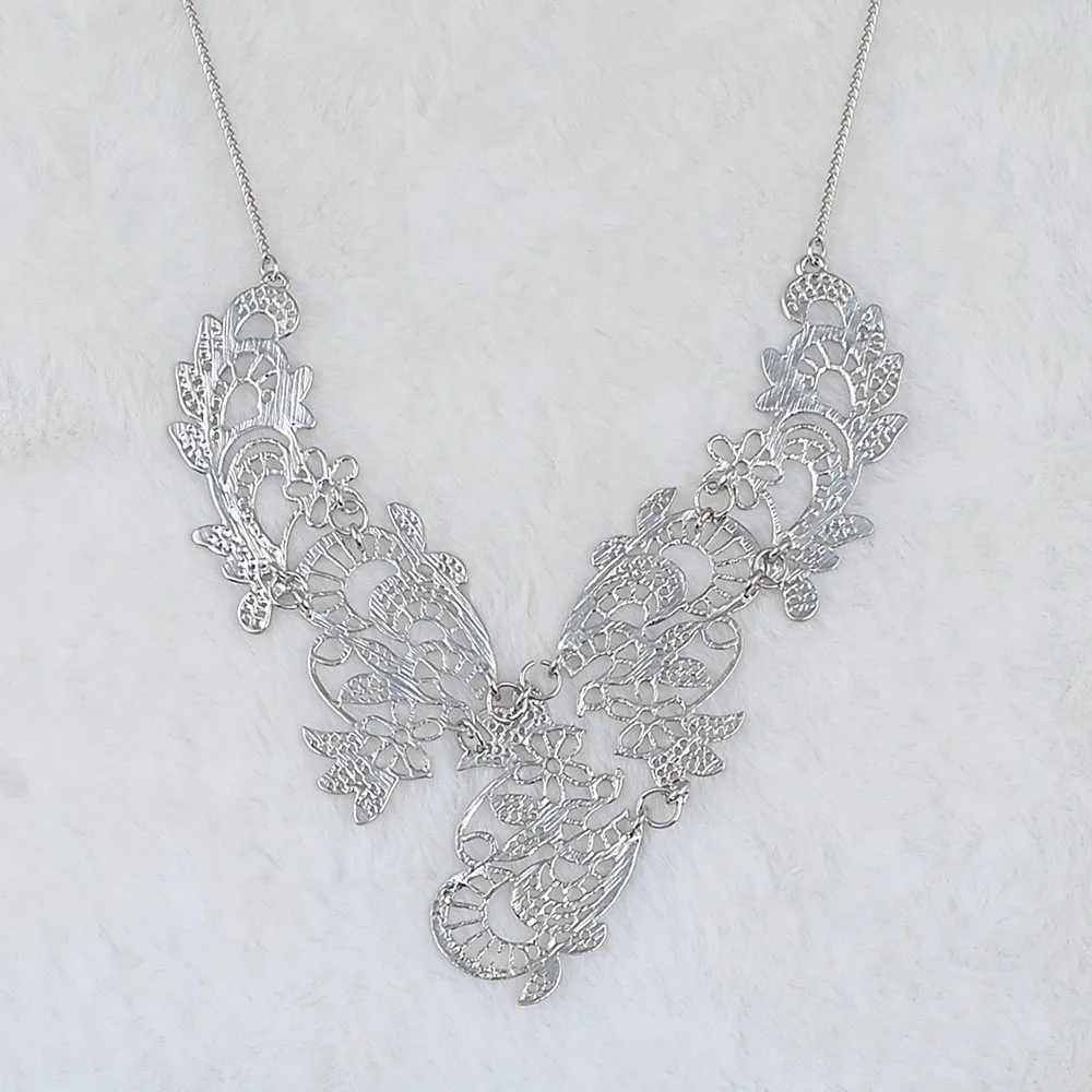 Trendy Necklace for Women Zinc Alloy Lace Hollow Out White K Plated Charm Collar Pendant