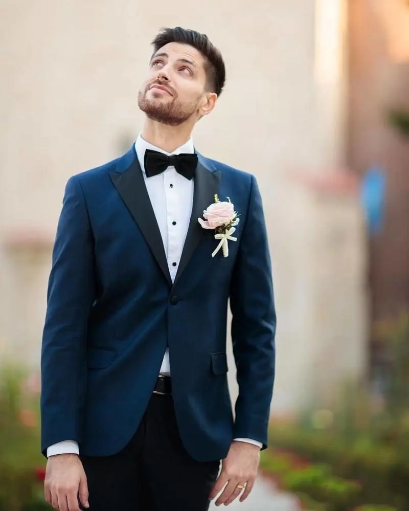 

Hot Recommend One Button Dark Blue Groom Tuxedos Groomsmen Peak Lapel Mens Suits Blazers (Jacket+Pants+Tie) W:886