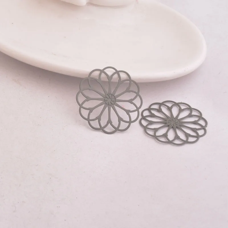 50 Stück AB2691 28mm Filigran-Blumenanhänger, versilberte Verbindungsstücke, Metallschmuck, Filigran-Ohrringzubehör – Detail 9