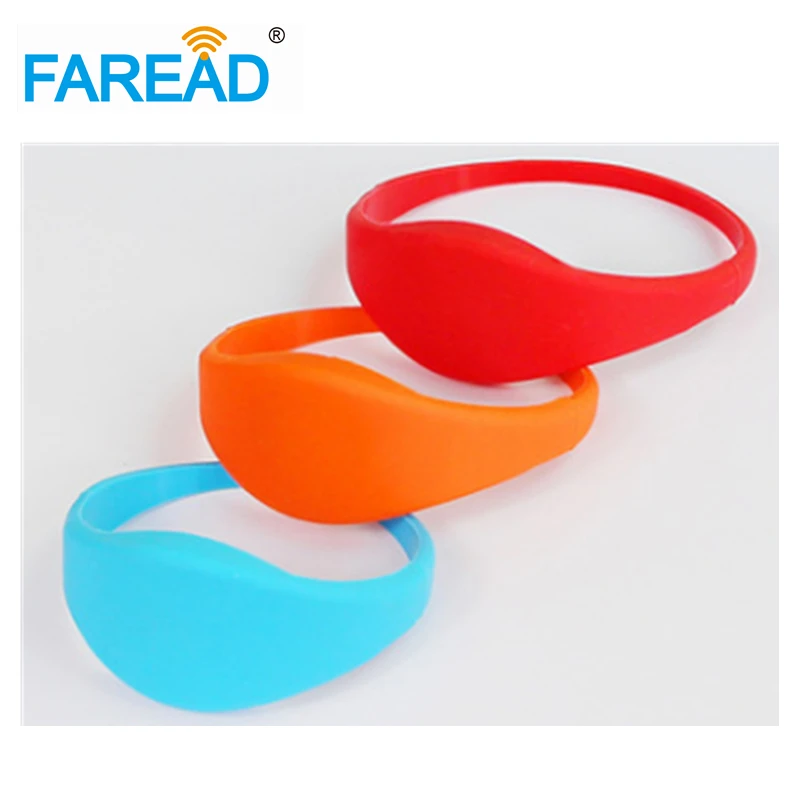 100 peças frete grátis 125khz chip t5577 pulseira rfid cartão de identificação pulseira de silicone para supermercado parque temático de diversões
