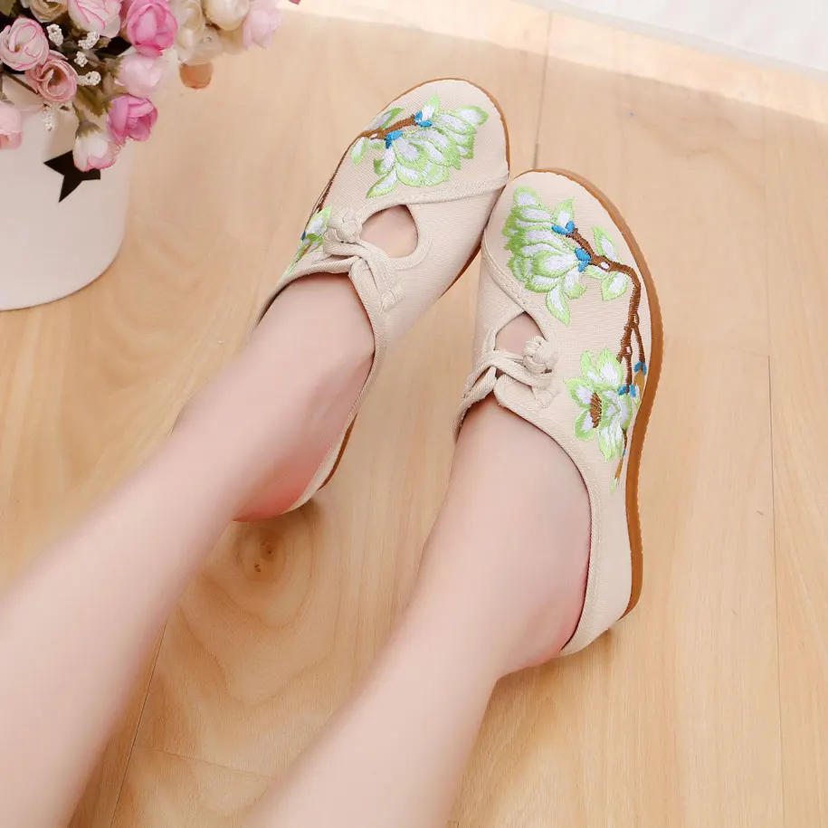 Veowalk Flowers Embroidered Women Canvas Close Toe Slippers 7cm Wedge Comfortable Retro Ladies Summer Fabric  Mules Shoes