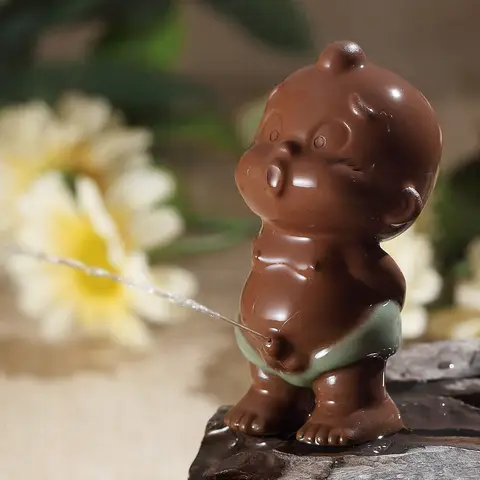 창의적인 물 분출 소변 인형, 이싱 지샤 퍼플 클레이 티, 애완 동물 크래클 유약 도자기 게야오 티 놀이, 재미있는 소년 작은 조각상