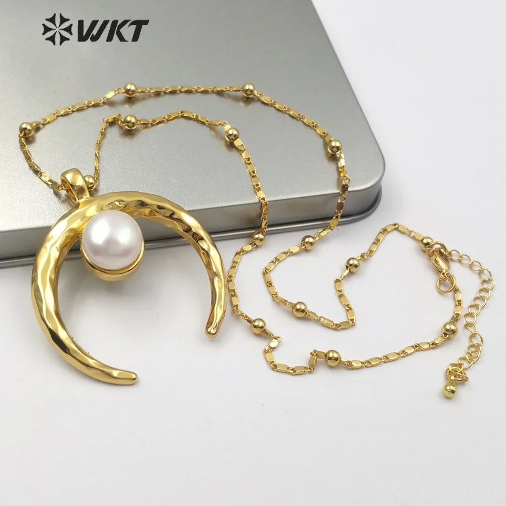 

WT-JN079 Pearl Necklace Crescent Shape Full Gold Pendant With Pearl Charm Women Fashion Necklace Freshwater Pearl Jewelry