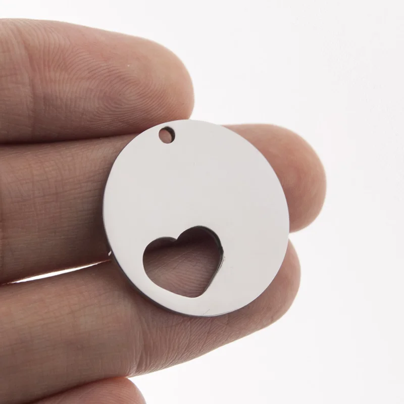 

50pcs stainless steel heart in round pendant Disc charm for women female jewelry DIY Origin fashion necklaces gift