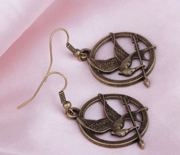 E030 European and American film and television jewelry hungry game spark fire Liaoyuan ridicule bird earrings