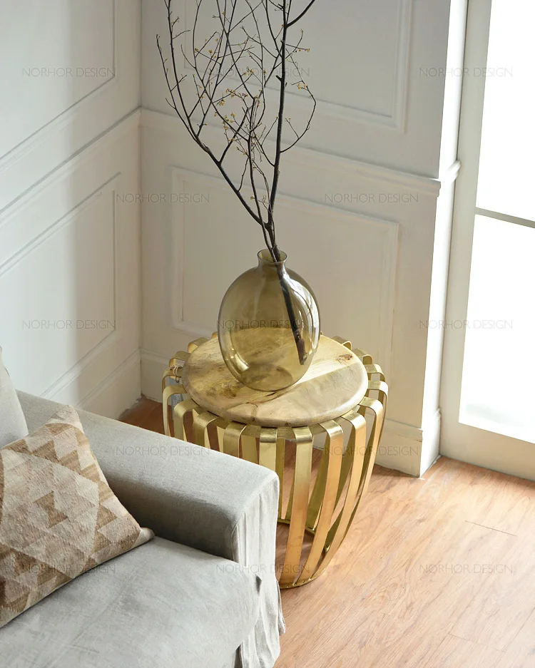 Table à thé du salon. Fer forgé rond doré. Table basse Do old.