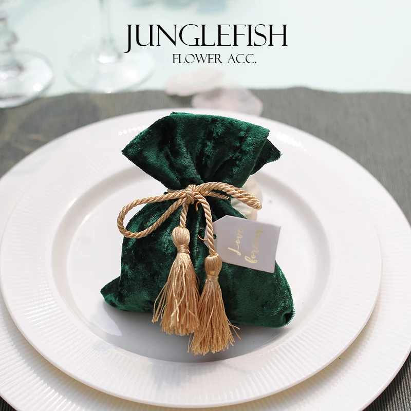 

2018 new green velvet wedding candy boxes with string and the cards 9.5*12cm luxury gift pouches event party supplies favors bag