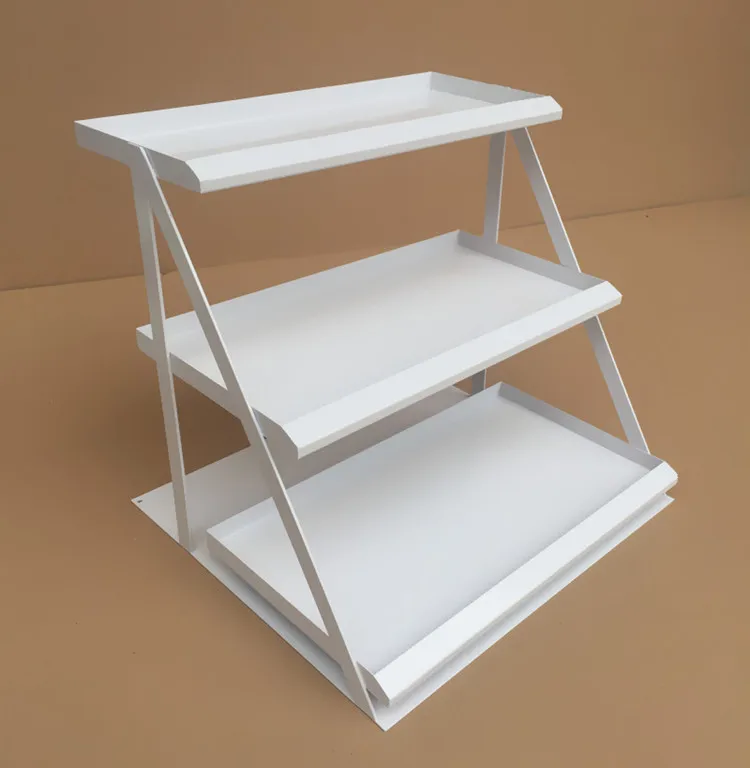 Table d'eau trois couches. Gomme étagères. Rouge à lèvres