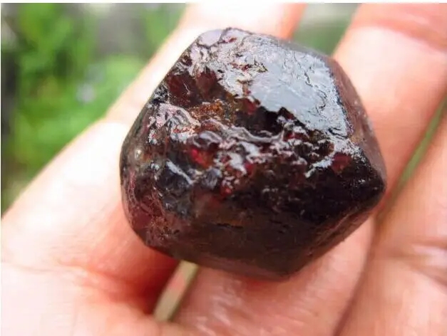 Natural crystal garnet crystal stone large particles Wine red 40-50g