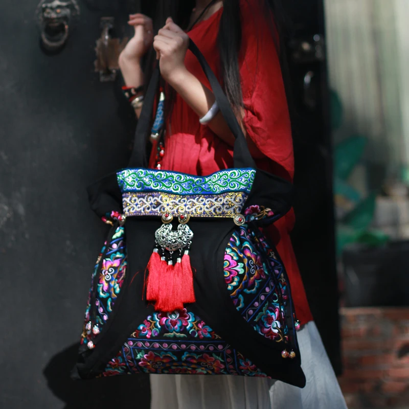 

Boho women's bags designed 2023 Embroidery Ethnic bags Large canvas women shoulder bags Vintage handmade Tassel bag