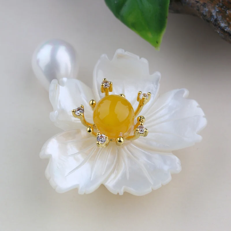 

1PC Fashion White Flower With Pearl Shell Brooches For Women Girls Cute Charms Pendant Findings For Jewelry Making Accessories