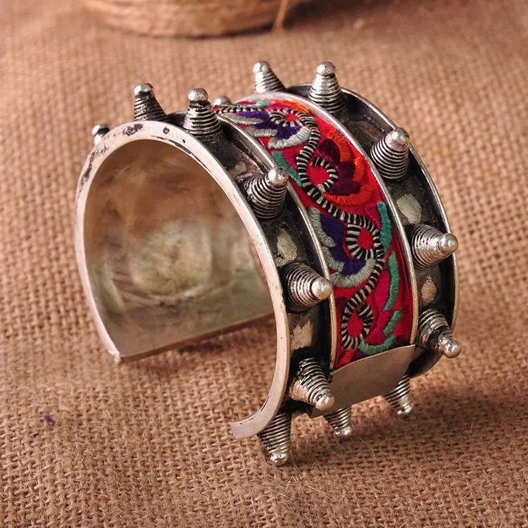 

Yun nan Oriental Chinese Miao silver embroidered pieces of rivets featuring wide 100/% Handmade Miao Silver Bracelet