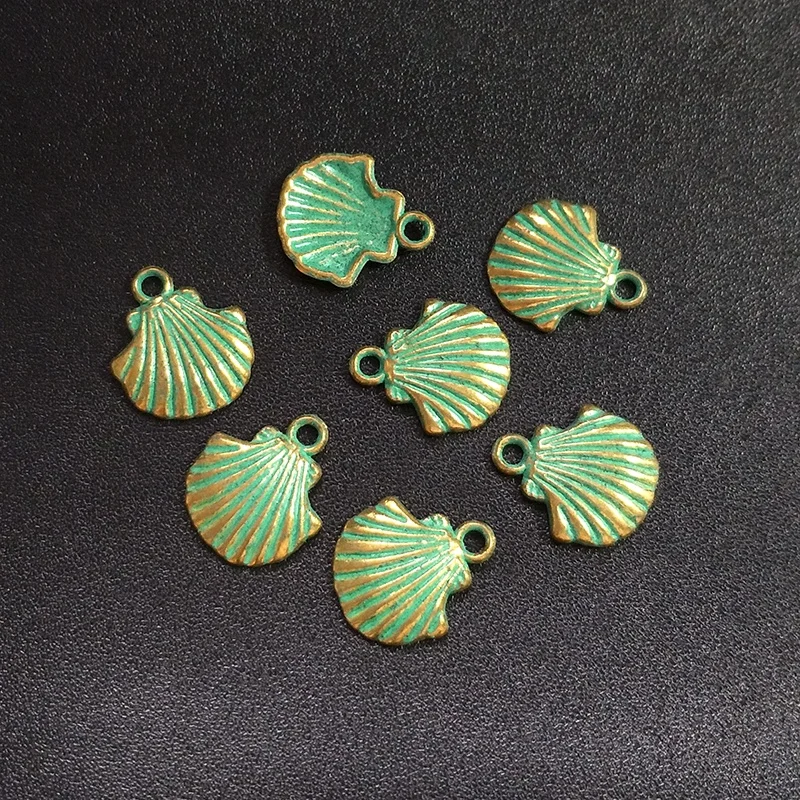 18MM 20pcs/bag Retro Patina Plated Zinc Alloy Green Scallop Shape Charms Pendants for DIY Jewelry Accessories PJ016