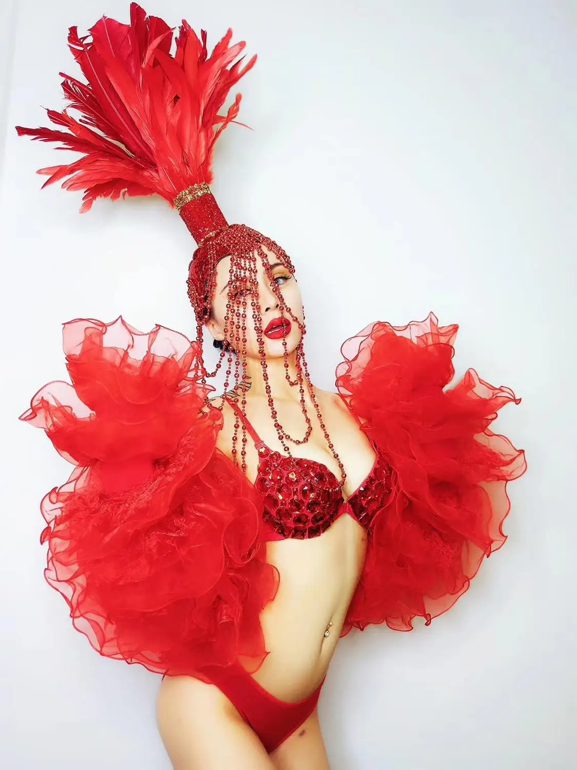 Czerwone koraliki, pióra, nakrycie głowy, cyrkonie, bikini, szal, stroje taneczne, kostium sceniczny dla kobiet, DJ-ki, piosenkarek, modeli, na wybieg, imprezę, pokaz.