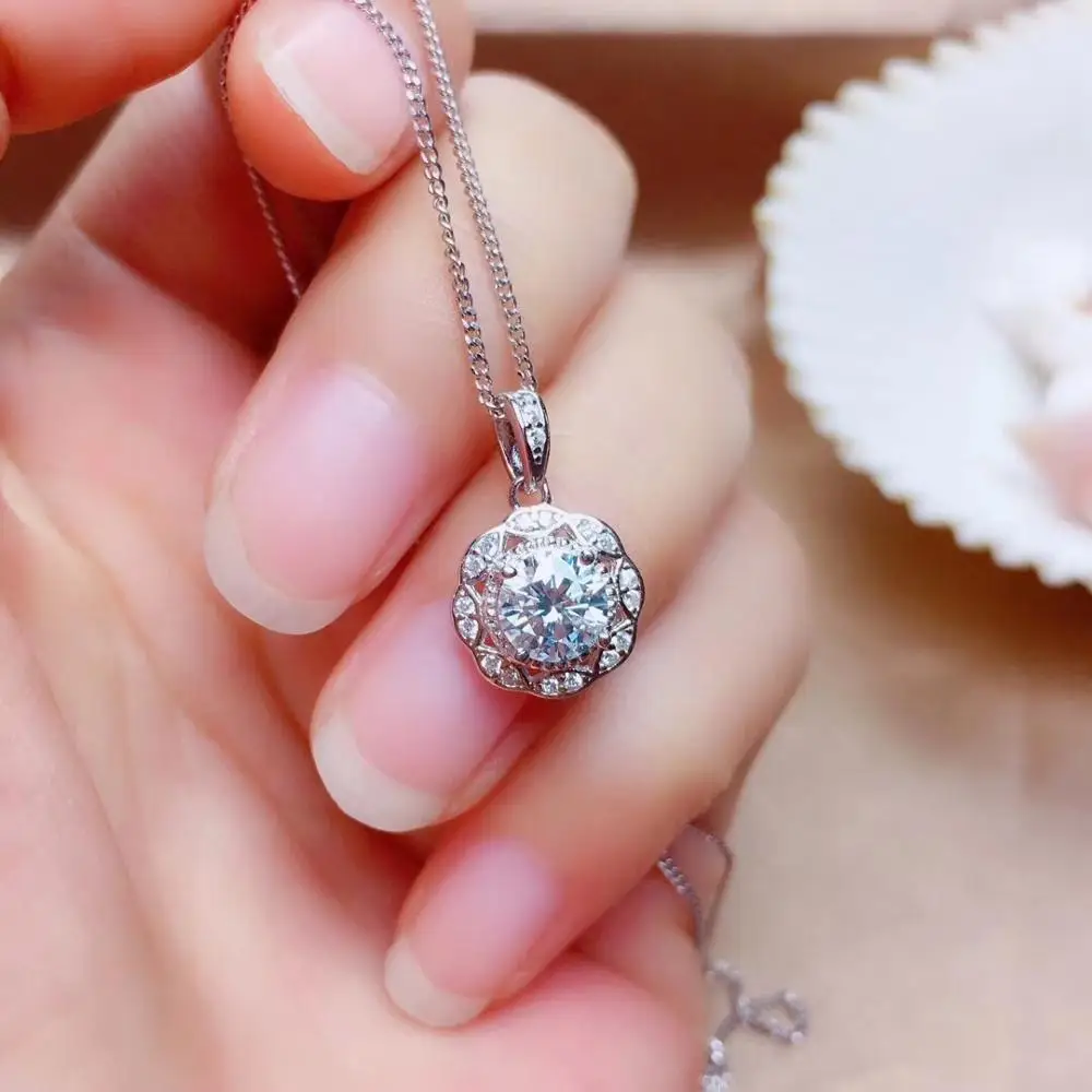 Special recommendation, 925 Sterling silver, popular style. 1 ct moissaniteThe world is booming. Ring ear nail necklace.