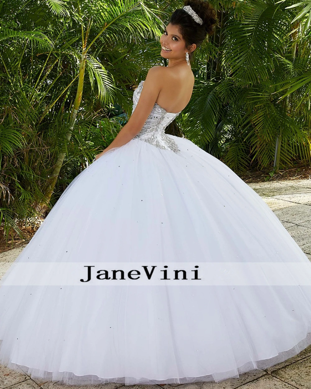 JaneVini 贅沢な王女 Quinceanera のドレス夜会服の恋人光沢のあるビーズノースリーブパフィーチュールデビュタントガウン