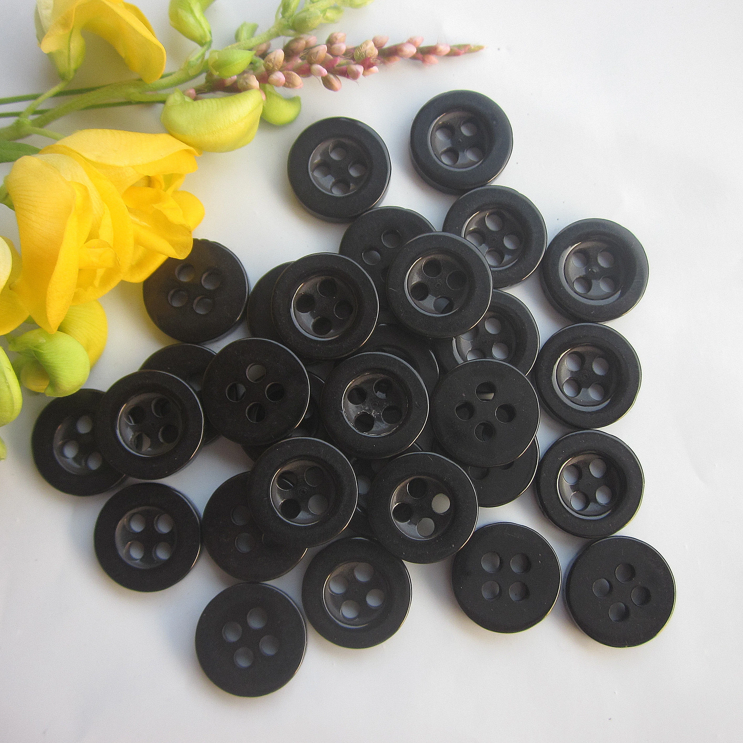 Sewing Material 200pcs 11mm White / black 4 holes Broadside Pearlscent Resin White Shirt Buttons Clothing Accessories Wholesale