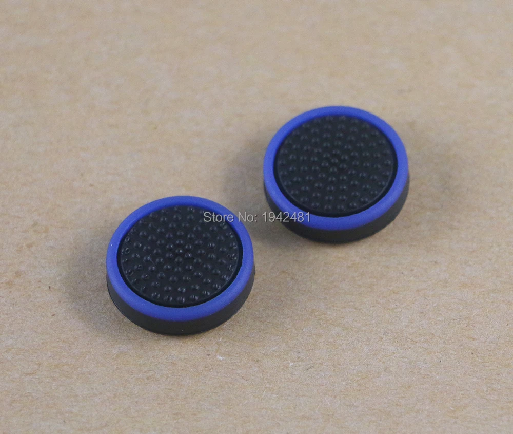 30 pezzi di copertura del cappuccio del joystick del controller analogico in silicone luminoso multicolore per le manopole del pollice Joy Con dell'interruttore