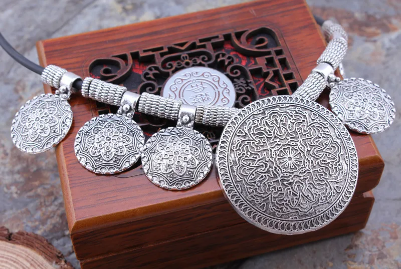 Aussage Ethnische Vintage Tibetischen Silber Farbe Halsketten Runde Münze Geschnitzte Blumen Anhänger Halsketten Für Frauen Tribal Schmuck – Detail 31