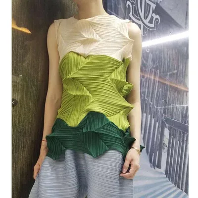 

HOT SELLING Miyake fold stand neck patchwork sleeveless T-shirt Diamond pleat design is irregular T-shirt IN STOCK