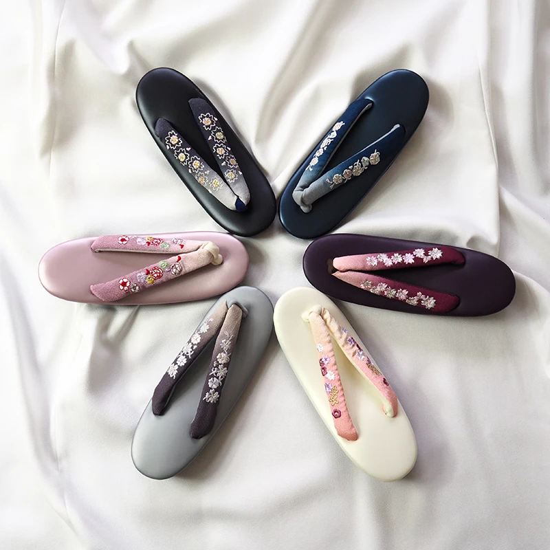 

Women's Summer Flip Flops Low Heel Beautiful Embroidery Floral Slippers Classic Japan Geta Cosplay Shoes Kimono Wear