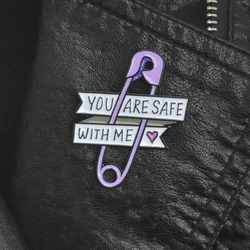 You Are Safe With Me broches de Pin de seguridad, alfileres de solapa de esmalte duro, mochila, chaquetas, bolsos, accesorios para hombres y mujeres, pareja