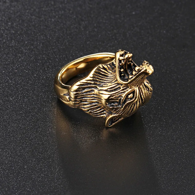 Fashion wave explosion domineering skull hand wolf head retro titanium steel dragon claw casting ring male and female ring