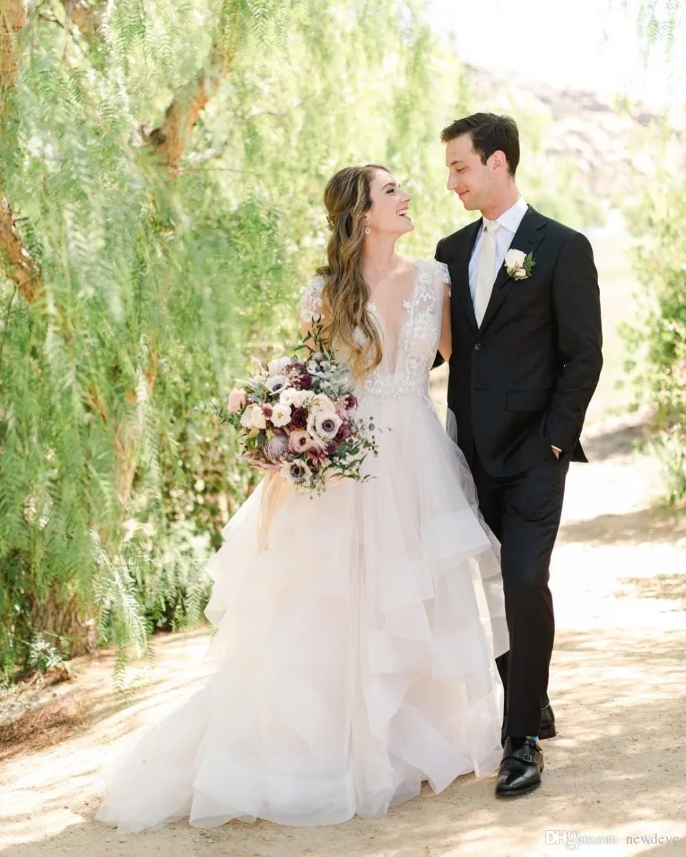 Robe de mariée en dentelle style bohème, col en V, manches courtes, Sexy, dos nu, sur mesure, coupe trapèze, 2019