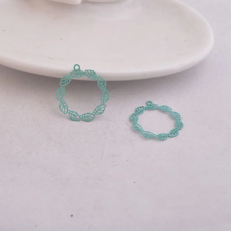 50 Stück AC6622 20*22mm Bemalte Runde Blatt-Anhänger aus Messing Kleine Blätter Anhänger DIY Ohrring-Zubehör – Detail 2