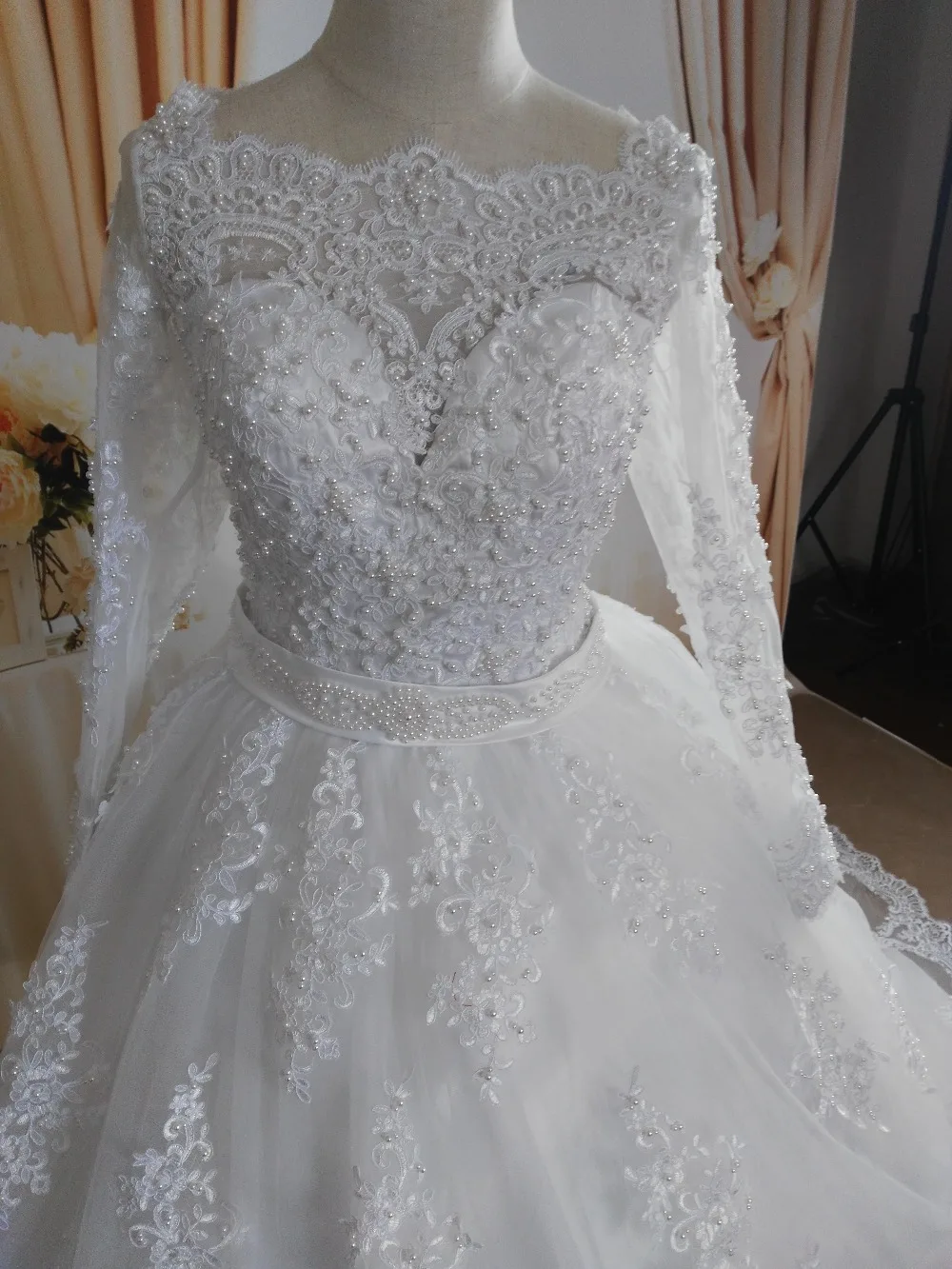 ZJ9131 2023 White Ivory Elegant Ball Gown Pearls Wedding Dresses for Brides Sweetheart With Lace Edge Plus Size