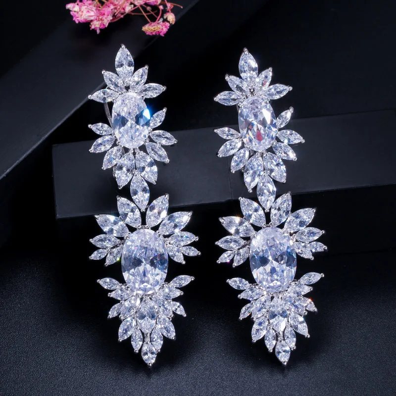 CWWZircons Luxuriöse Lange Hochzeits-Ohrhänger mit Klaren CZ-Steinen und Marquise-förmigen Zirkonia im Großhandel E0011 – Detail 3