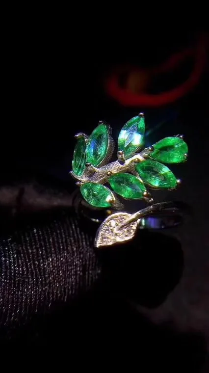 Natural emerald ring, 925 silver, leaf shape, beautiful color, the product of nature