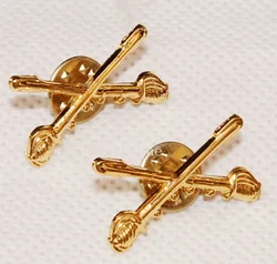 PAIR OF WW2 US ARMY CAVALRY SWORDS METAL OFFICER COLLAR BADGES PIN-US256