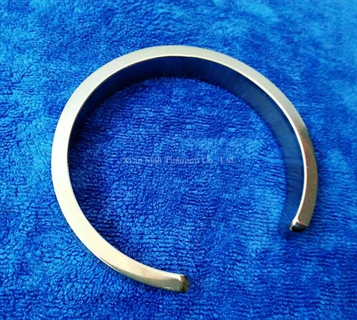 Pure Titanium 5mm Thick Bangle Anti-allergic Anit-corrosion Healthy Glossy / Matte Surface Treatment Cutomized Size Light Weight