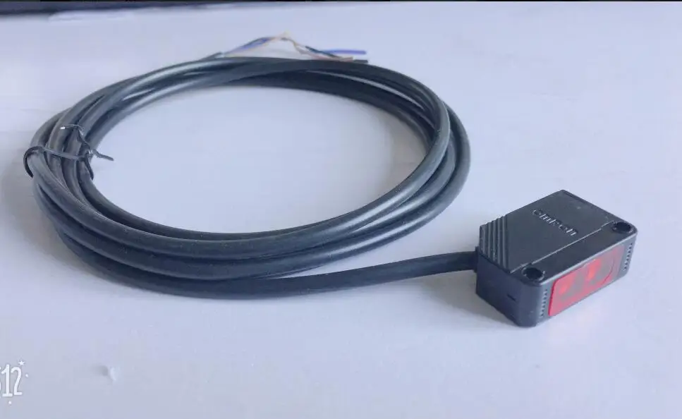 

Infrared diffuse reflection type photoelectric switch E3Z-D61 E3Z-D62 E3Z-D81 E3Z-D82 DC12-24V 3 wire 2M