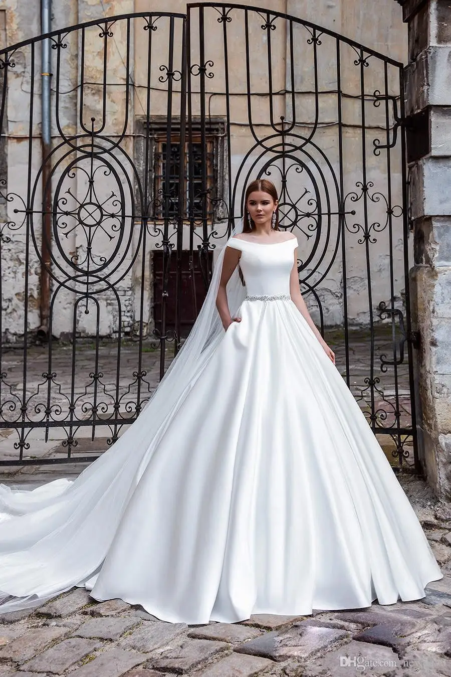 Elegante Satin Hochzeit Kleider Perlen Schärpe Brautkleider Plus Größe Aus Schulter Gericht Zug A-Line Hochzeit Kleid Robe