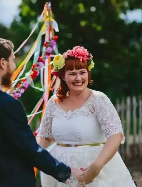 Mais tamanho curto a linha vestidos de casamento colher pescoço meia mangas chá leagth renda país nupcial vestido de casamento feito sob encomenda