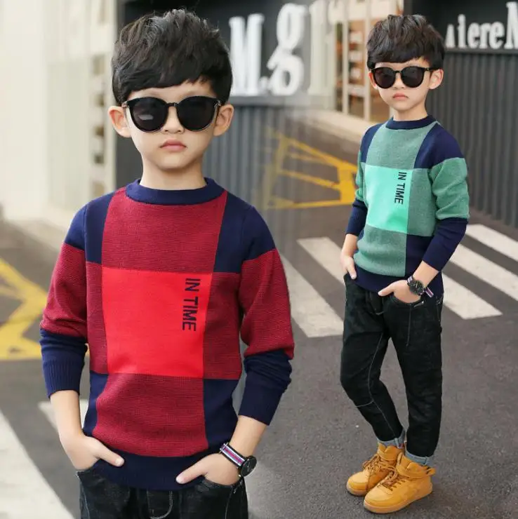 

Boy's boy's round collar sweater, children's knitwear.