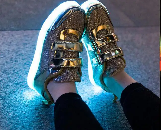 Nieuwe Jongens Meisjes Kinderen Led Kids Light Up Sport Schoenen Lichtgevende Gloeiende Pu Ademend Sneakers Flats Schoenen