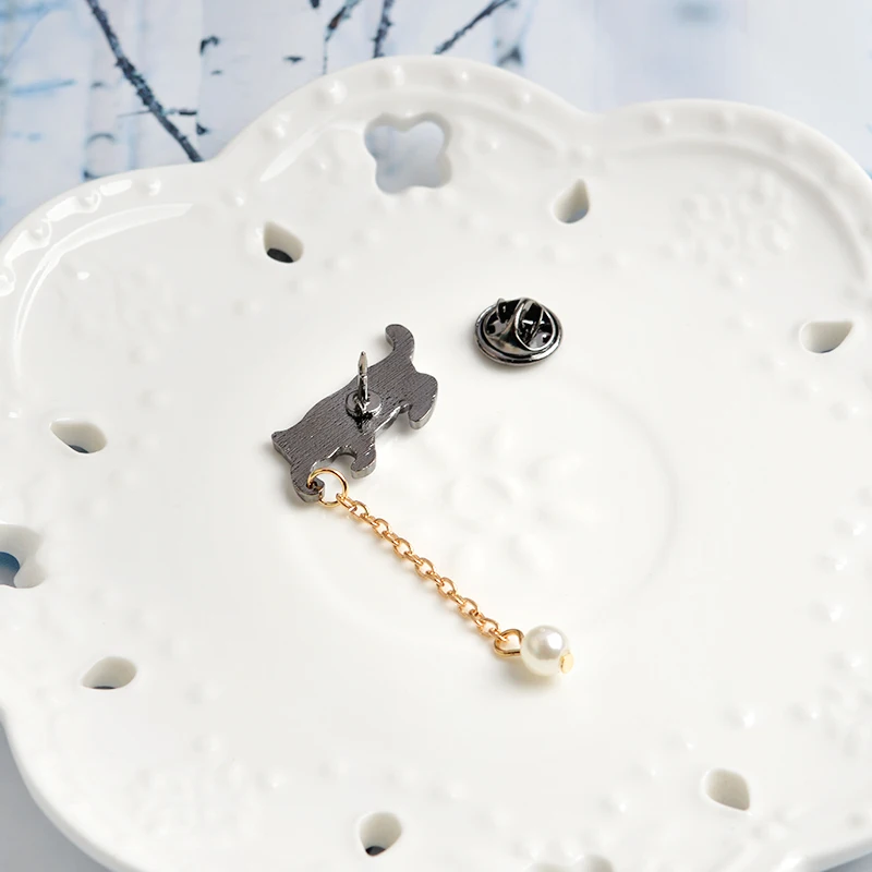 White cat and imitation pearl tassel pins Brooches Badges Hard enamel lapel pins Backpack Bag Hat Accessories Cat jewelry