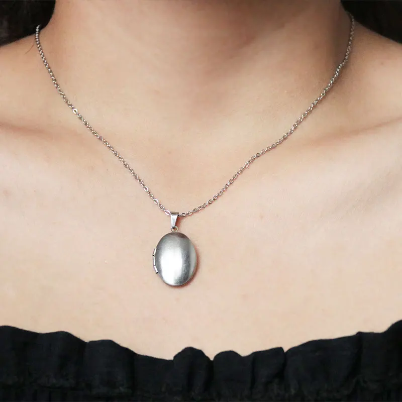 1pc Cute Tiny Plain Oval Shell Photo Frame Pendant Stainless Steel Charms Locket Necklaces Women Men Fashion Memorial Jewelry