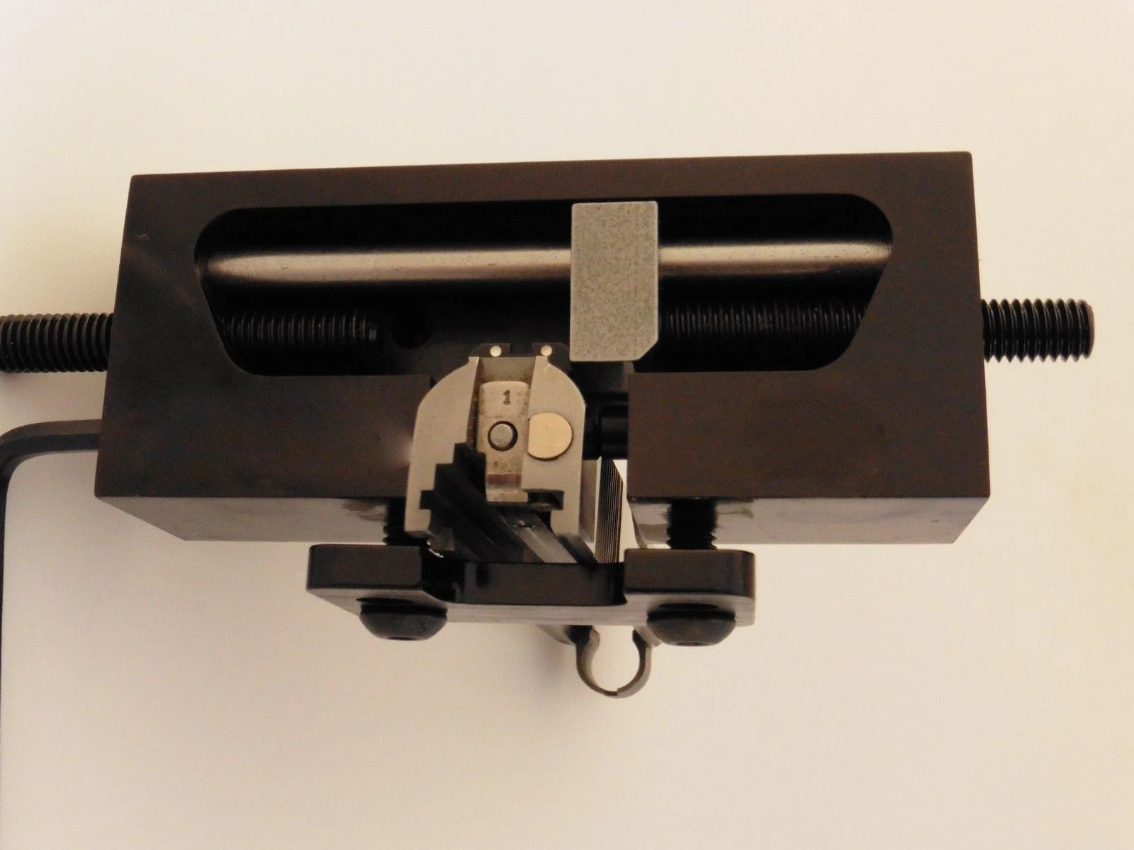 Outil de réglage hausse pistolet Magorui universel - usage example