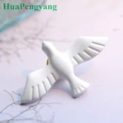 Hot selling new cute little pigeon white animal brooch, charming women's fashion accessories, small gifts