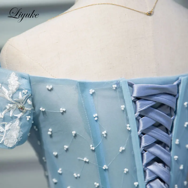 فستان كوكتيل Liyuke مصنوع حسب الطلب باللون الأزرق السماوي بدون حمالات من الساتان مع أقمشة تول بطول الركبة قبالة الكتف لحفلات الكوكتيل