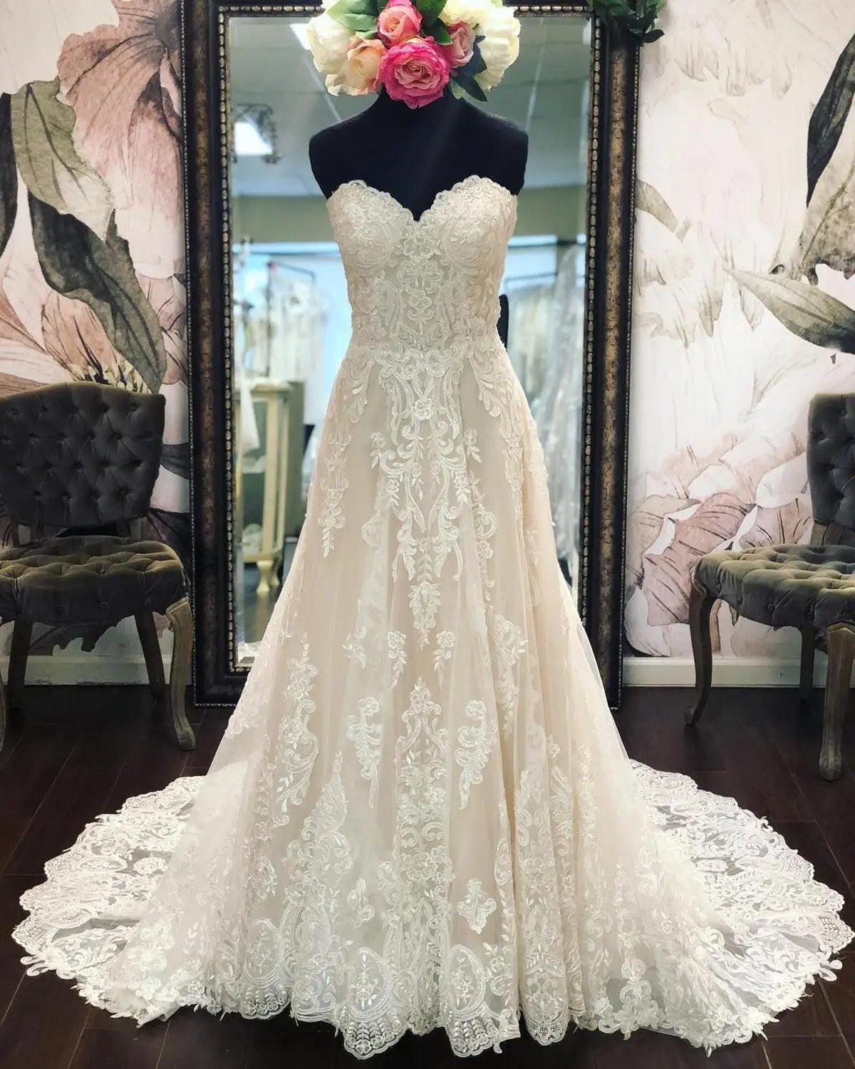 

2020 New Wedding Dresses Lace Appliqued Beading Sleeveless Button Back Wedding Gowns Real Images A Line Bridal Dress