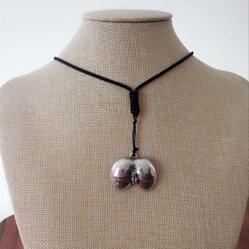 COWNINE Girl sexy cute hip art carving necklace pendant nude exaggerated pussy surprised birthday gift jewelry