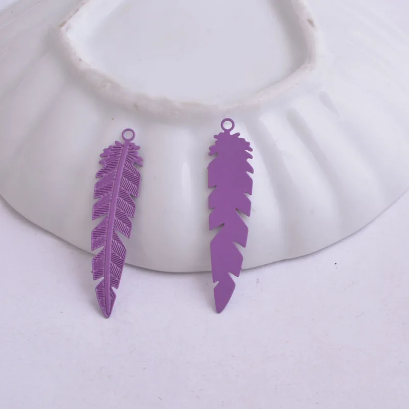 100 Stück AC2693 Sommerliche Niedliche Filigrane Feder-Anhänger Material Bisuteria Weiß Lila Schwarz Anhänger Verbinder Verzierung Schmuck – Detail 10